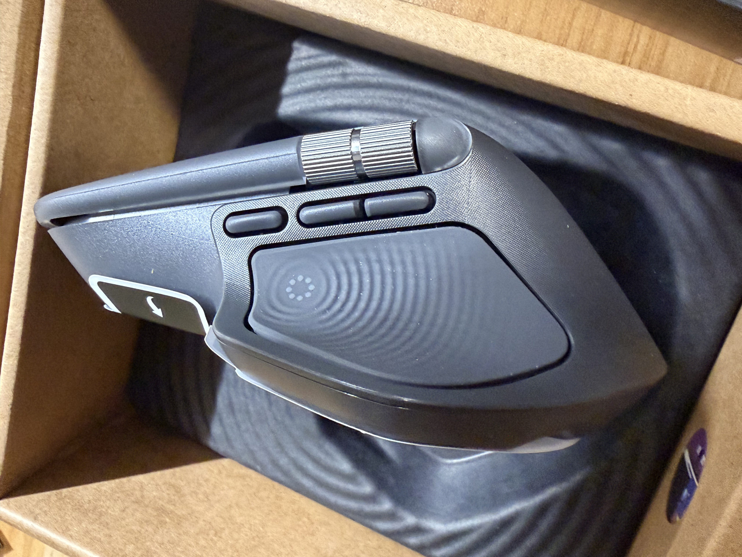 MX Master 4の親指エリアにある触覚フィードバック用Haptic Sense Panel