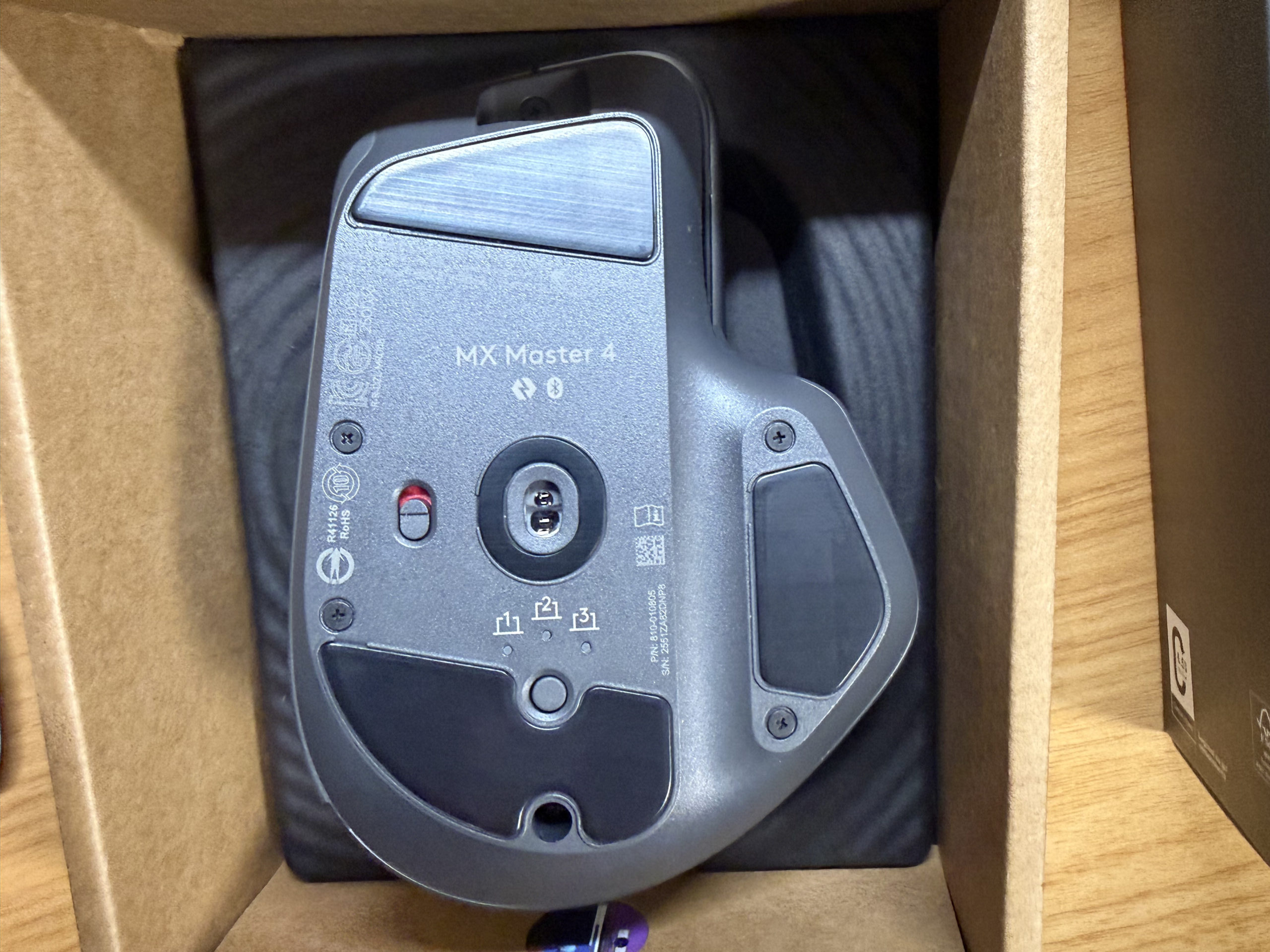 MX Master 4の底面とEasy-Switchボタン