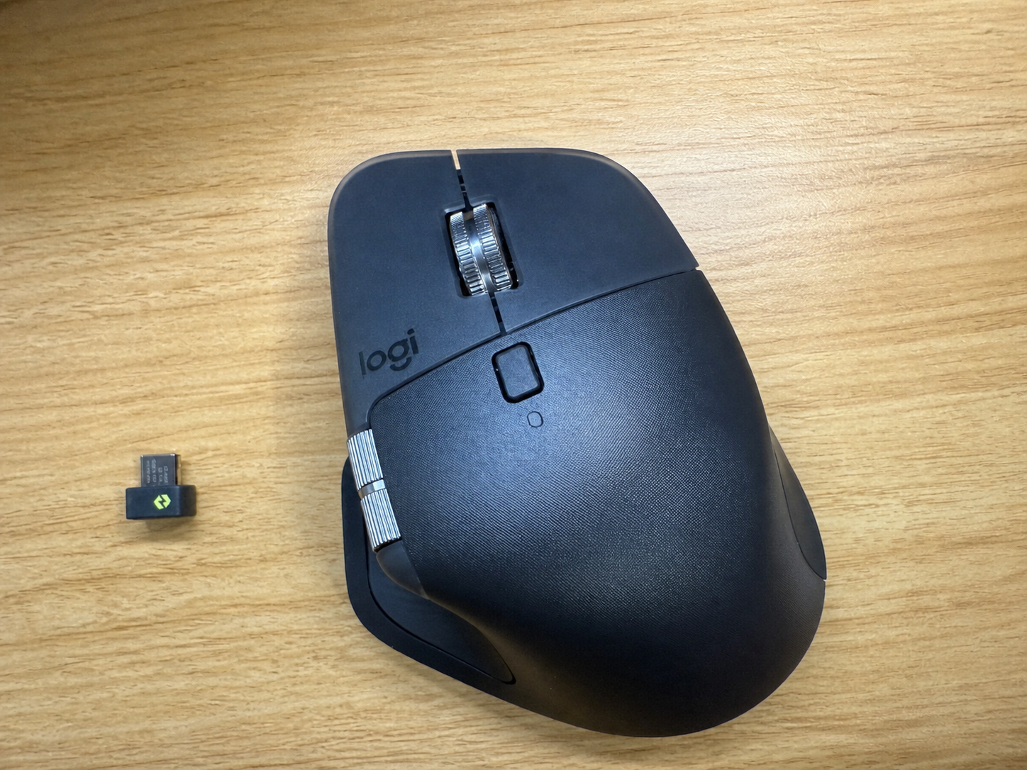 MX Master 4と付属のUSB-C Logi Boltレシーバー