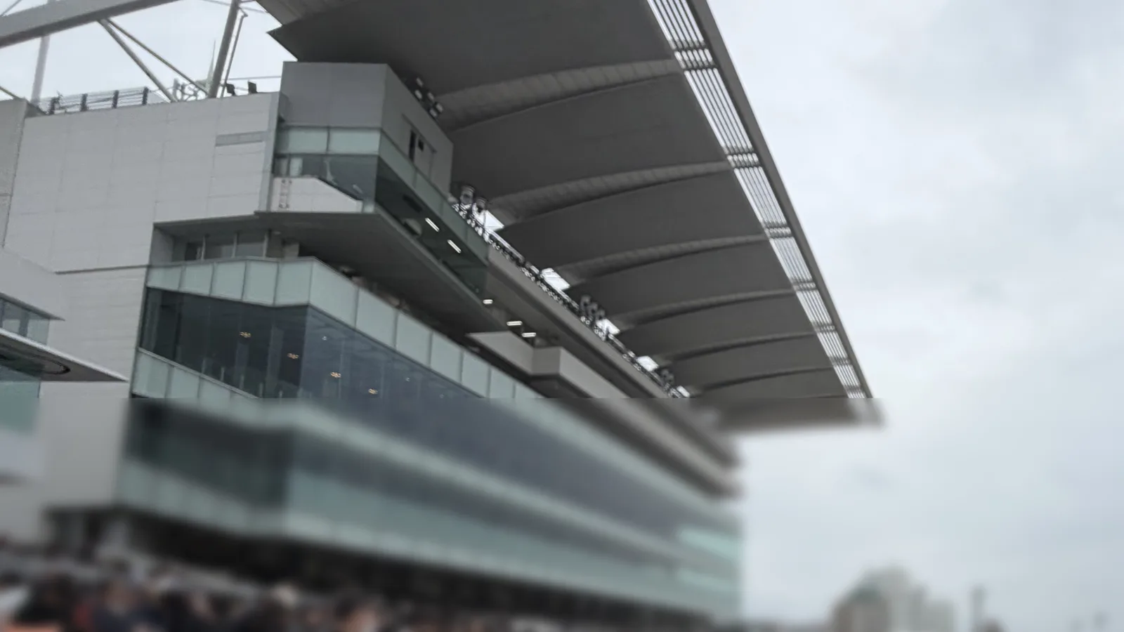 大井競馬場のスタンドを見上げた風景